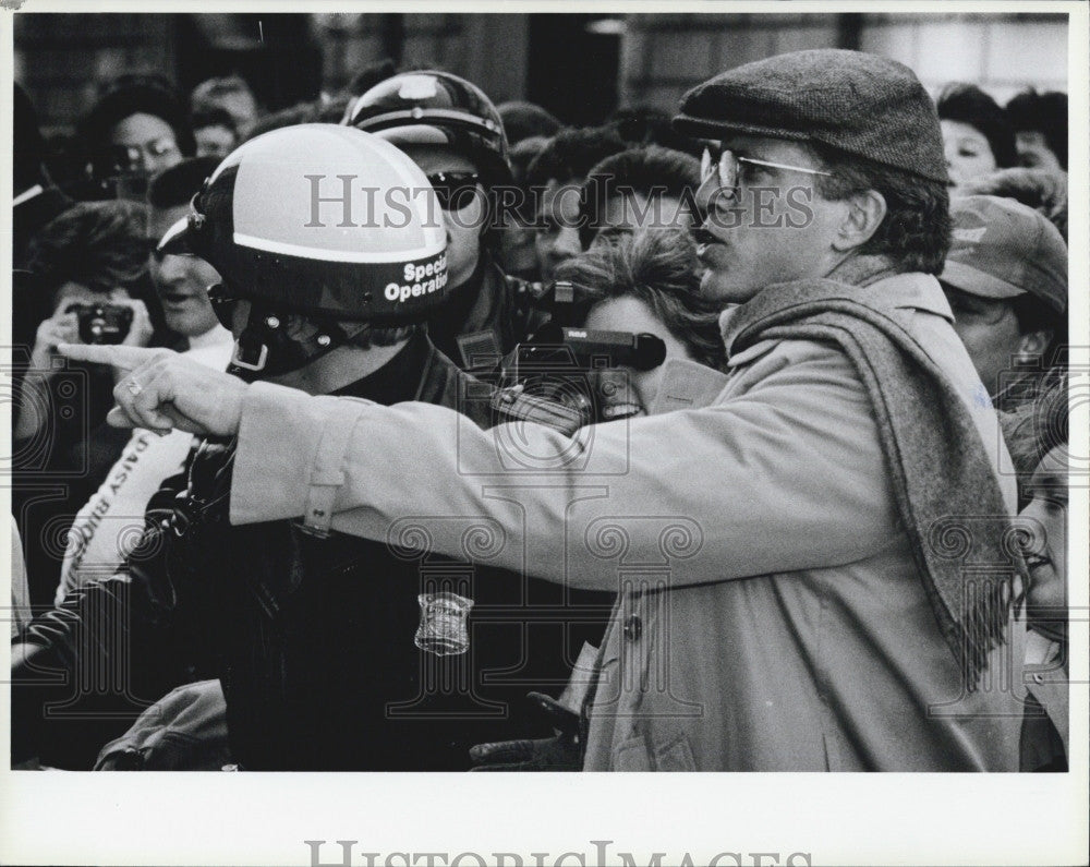 1990 Press Photo Ted Danson yells at someone in the crowd on Trinity Place - Historic Images