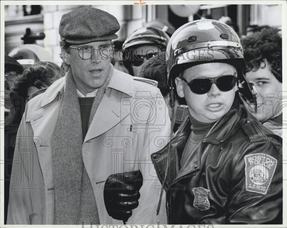 1990 Press Photo Police pull Ted Danson through &quot;Cheers&quot; Parade - Historic Images