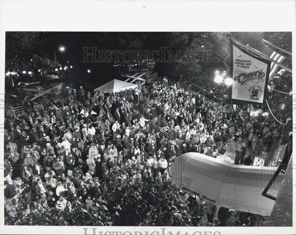 1993 Press Photo Crowd in Boston for &quot;Cheers&quot; celebration - Historic Images