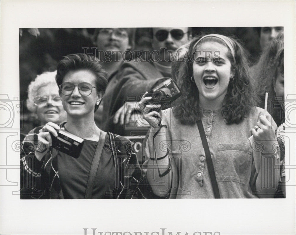 1991 Press Photo Fans react to seeing the cast of &quot;Cheers&quot; - Historic Images