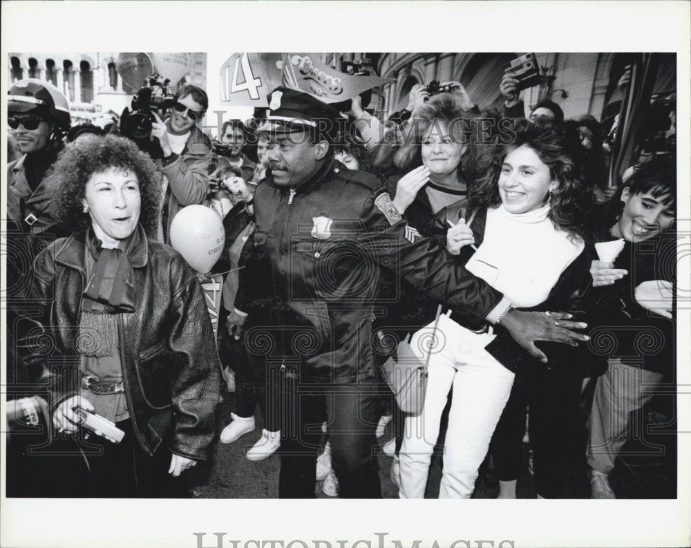 1990 Press Photo Rhea Perlman at the &quot;Cheers&quot; Parade - Historic Images