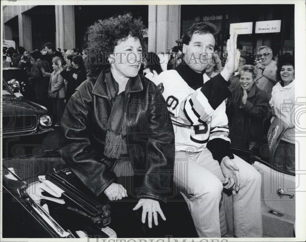 1990 Press Photo Cheers Actress Rea Pearlman With Dave Powlin Of Boston Bruins - Historic Images