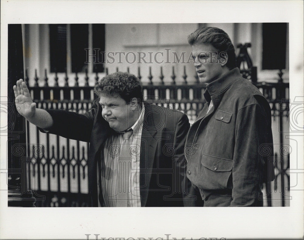 1992 Press Photo George Wendt &amp; Ted Danson Film Cheers Scene - Historic Images