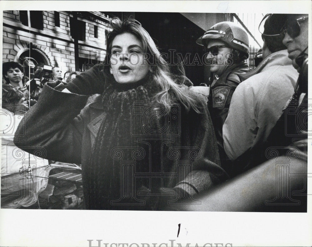 1990 Press Photo Actress Kirstie Ally From Tv Show Cheers Escorted to Parade - Historic Images