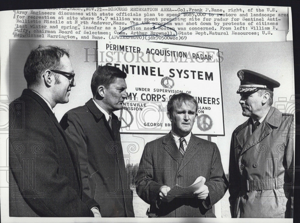 1969 Press Photo Army Engineers Discuss Plans For Site In Andover, Mass. - Historic Images