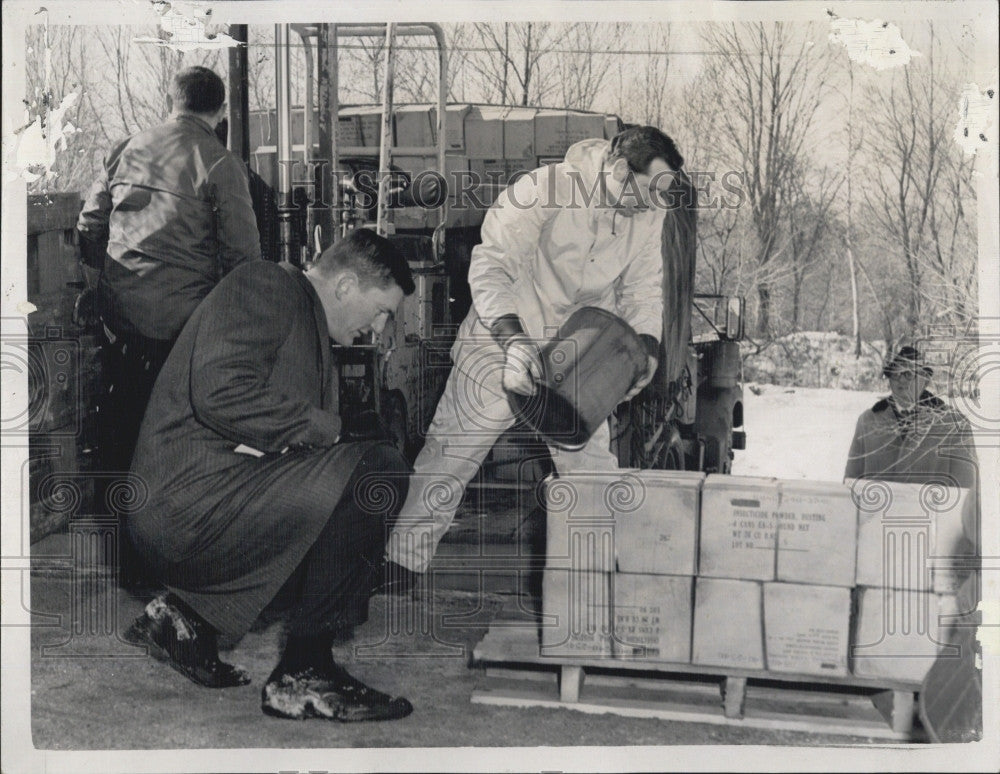 1970 Press Photo Mass. Natural Resources Comm. Unloading Unwanted Pesticides - Historic Images