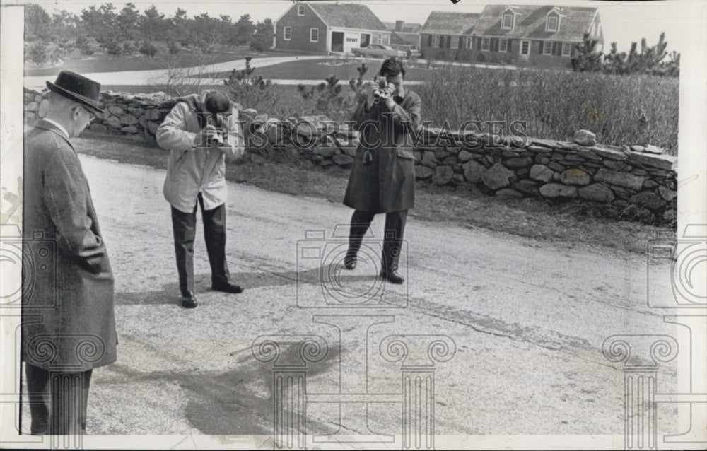 1965 Press Photo Blood Stained Road In Front Of Home Of  Sen. Maxwall C. Hutoon - Historic Images