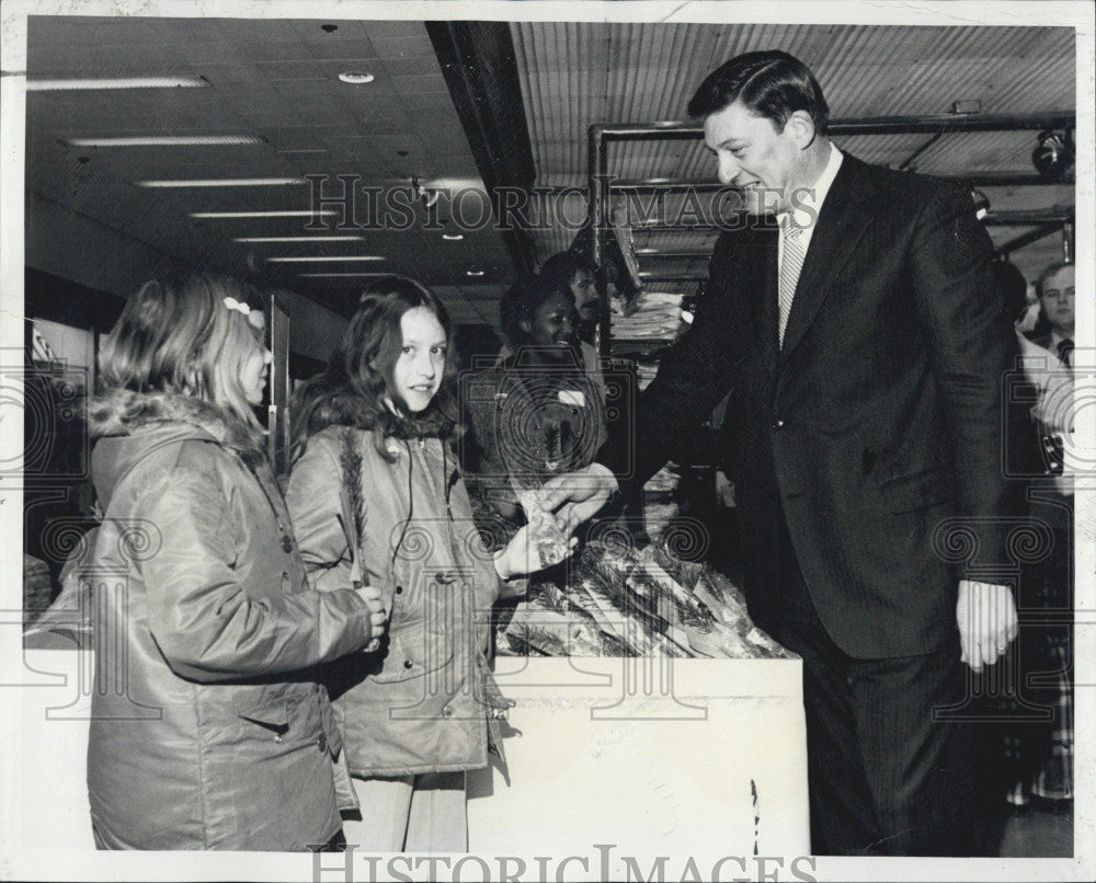 1974 Press Photo Arthur Brownell Comm. Of Natural Resources Observing Earth Day - Historic Images