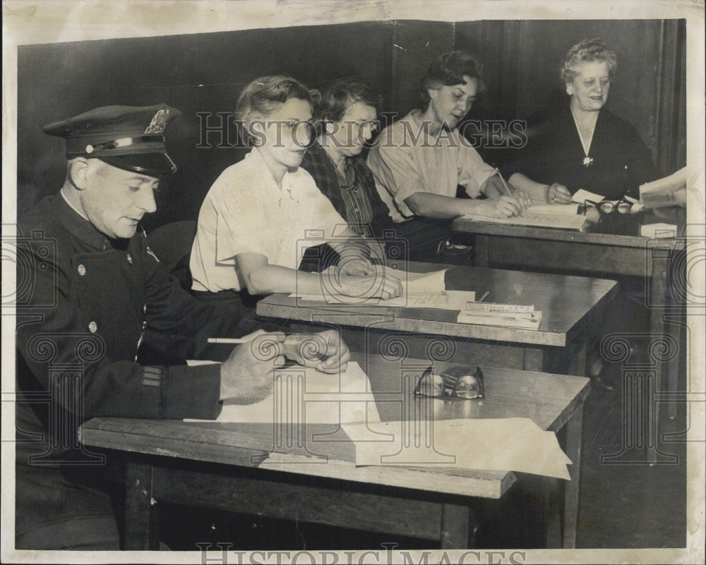 1961 Press Photo Officer Sebastian Bruno Works At Polling Station - Historic Images