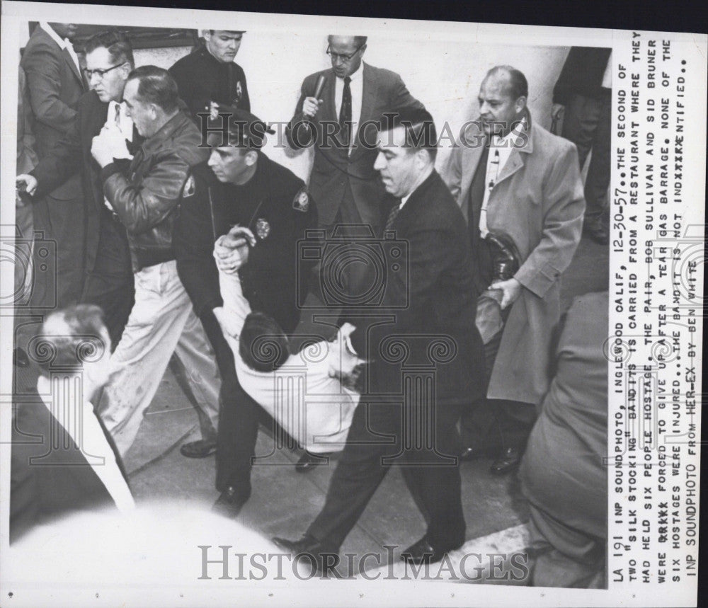 1957 Press Photo Silk Stocking Bandit Removed From Crime Scene - Historic Images