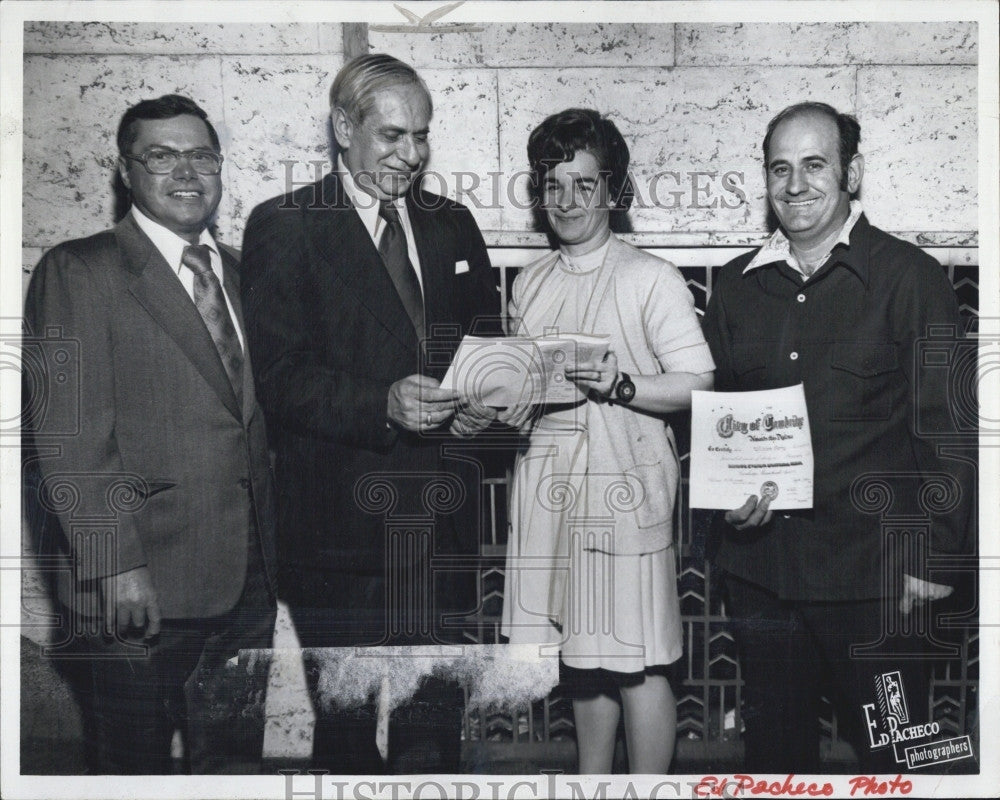 1976 Press Photo Mr and Mrs William Perry Awarded Diploma at Adult Education - Historic Images