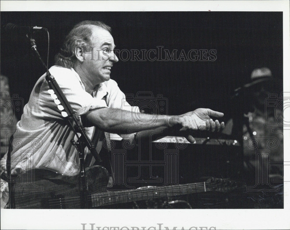 1995 Press Photo Singer Jimmy Buffet in concert - Historic Images