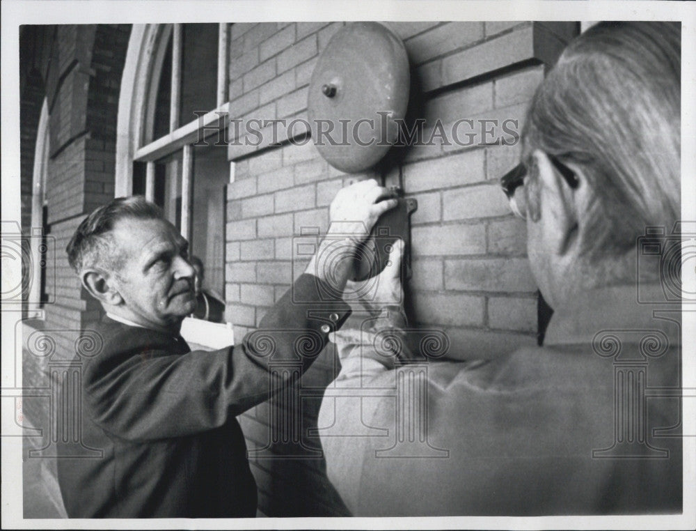 1970 Press Photo Supt. Of Buildings, Joseph Buckley Installing Burgerlger Alarms - Historic Images