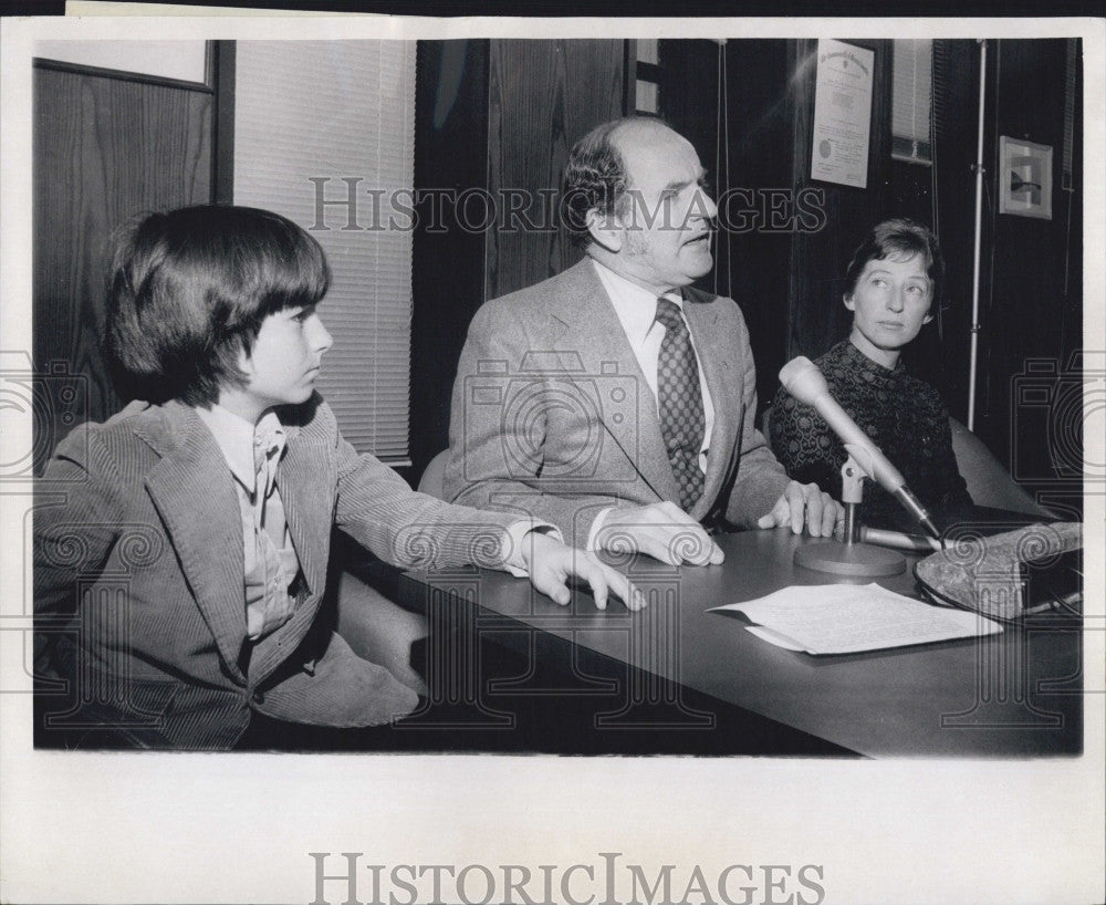 1974 Press Photo Reelected Sheriff John Buckley Holds Press Conference - Historic Images