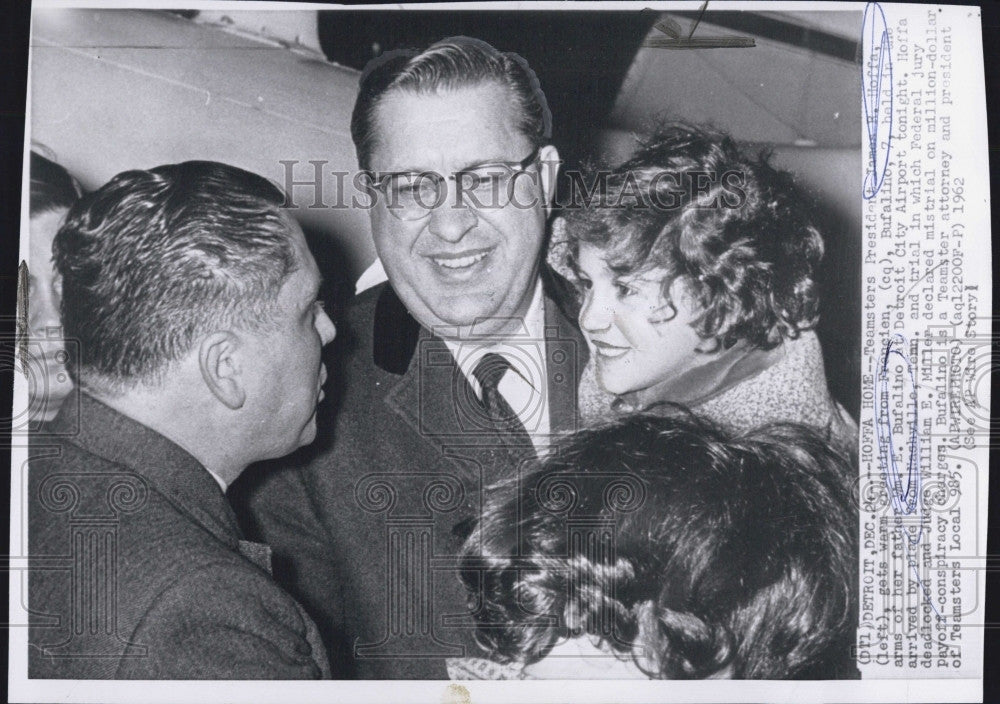 1962 Press Photo James Hoffa At The Detroit City Airport - Historic Images