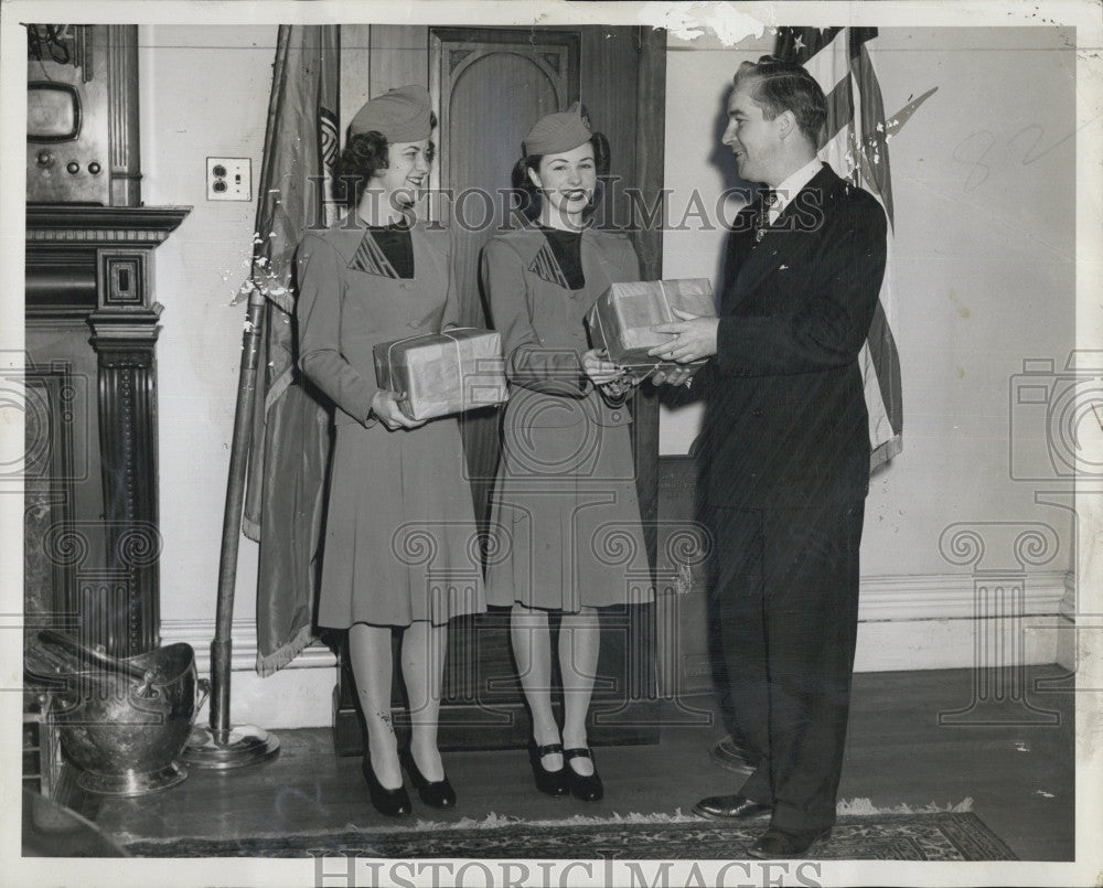 1945 Press Photo Air Hostesses Rosemary Buetow, Pat Tuhey, Mayor John Kerrigan - Historic Images