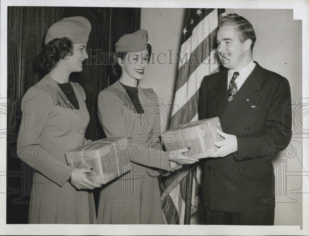 1945 Press Photo Air Hostesses Rosemary Beutow Pat Tuhey With Mayor Kerrigan - Historic Images