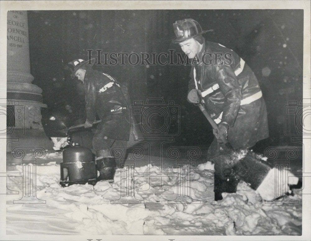 1967 Press Photo Firemen Garrett Murphy and Larry Buckley clear snow in Post - Historic Images