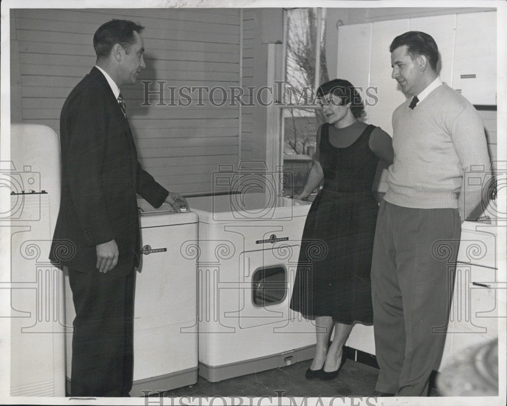 1955 Press Photo Fred Bugbee Awards Contest Winners Kelvinator Washer and Dryer - Historic Images