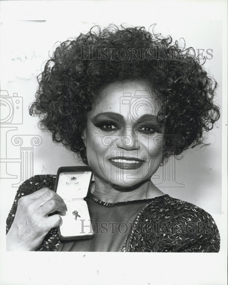 1993 Press Photo Actress, Eartha Kitt and a brooch - Historic Images