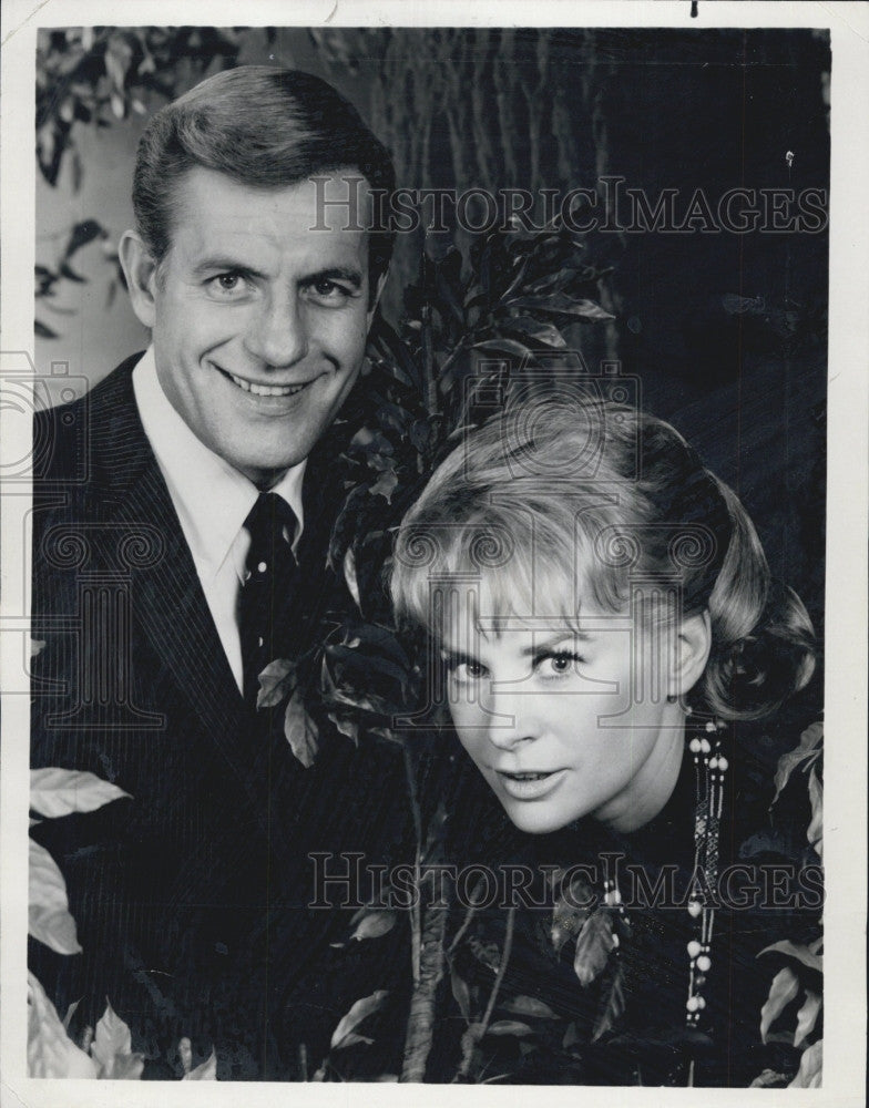 1967 Press Photo Jerry Van Dyke With Lois Nettleton In &quot;Acciedental Family&quot; - Historic Images