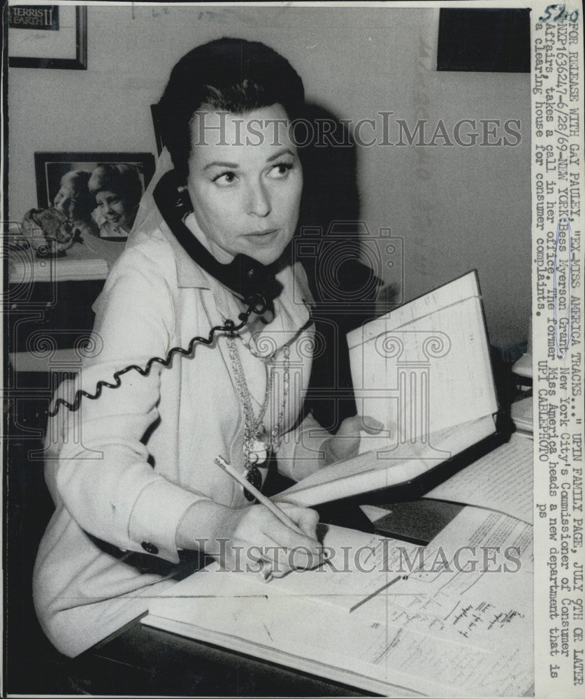 1969 Press Photo Bess Myerson Grant New York Comissioner Politician - Historic Images