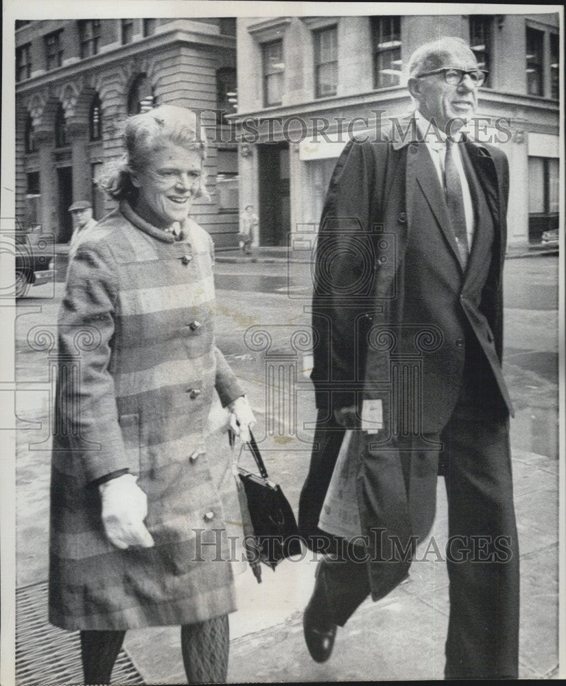 1968 Press Photo Dr Benjamin Spock and His Wife For Trial For Counseling Young - Historic Images