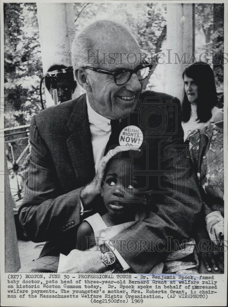 1969 Press Photo Dr Benjamin Spock with Bernard Grant at Welfare Rally in Boston - Historic Images