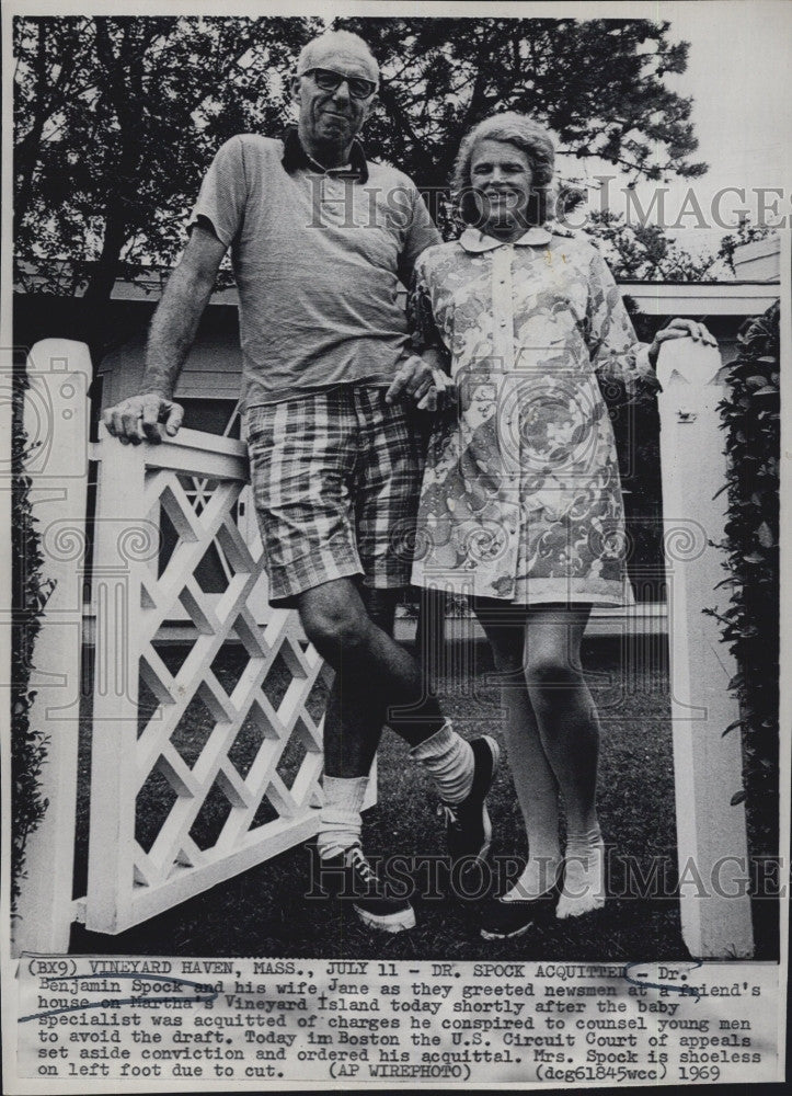 1969 Press Photo Dr Benjamin Spock Famed Baby Dr and Wife Jane after Acquittal - Historic Images