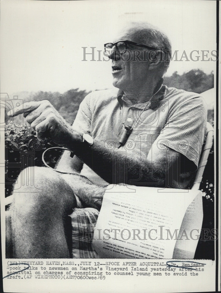 1969 Press Photo Dr. Benjamin Spock Talking To Newsmen On Martha&#39;s Vineyard - Historic Images