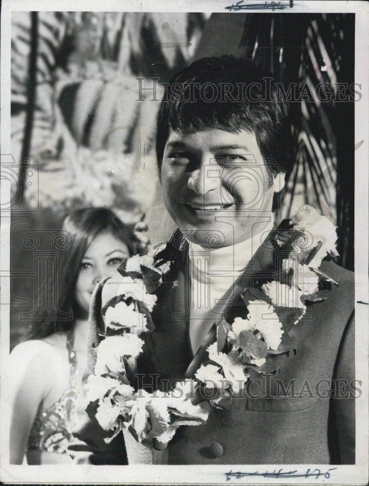 1970 Press Photo Singer Entertainer Don Ho with Saki for Kraft Music Hall Fourth - Historic Images
