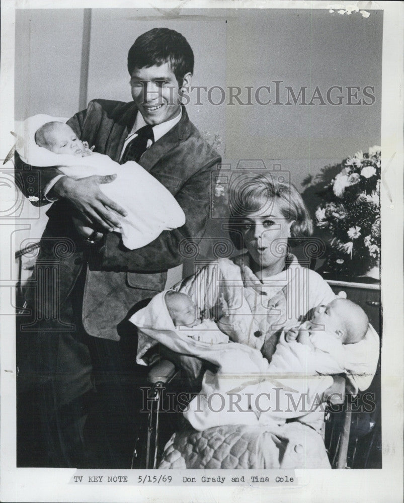 1969 Press Photo Actor Don Grady and Actress Tina Cole with newborn tripletts - Historic Images