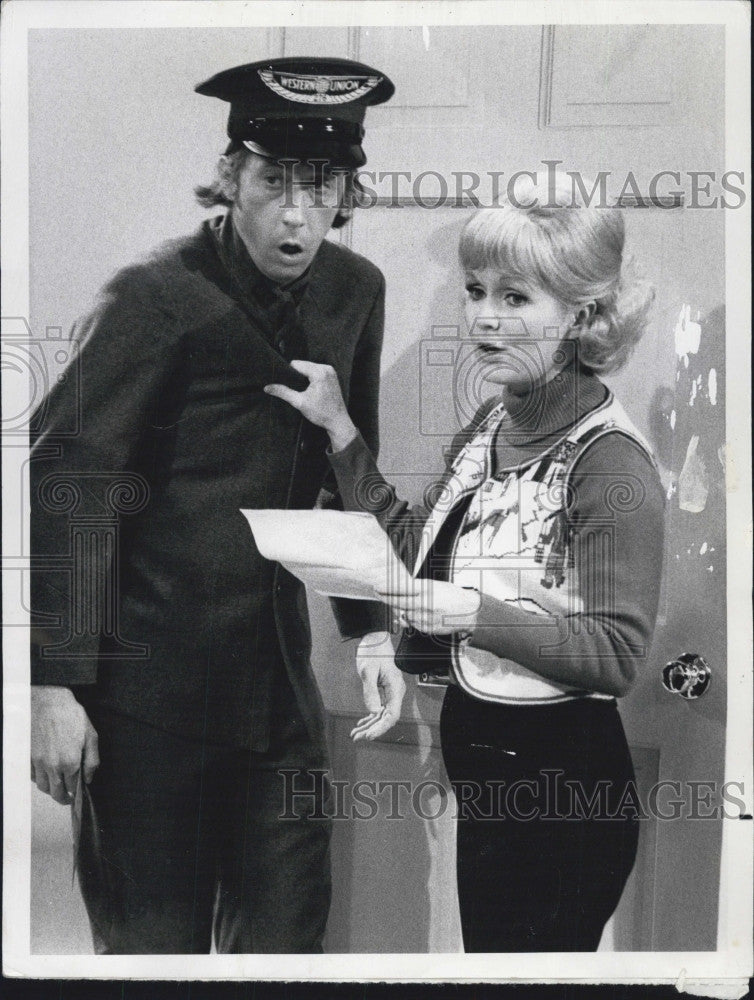 1972 Press Photo Dennis Allen &amp; Debbie Reynolds in &quot;Rowan &amp; Martin&#39;s Laugh-In&quot; - Historic Images