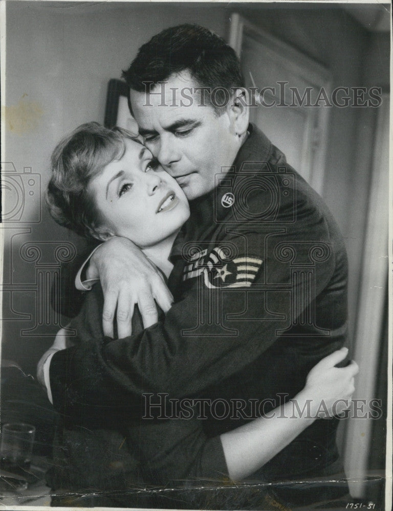 1959 Press Photo Actress Debbie Reynolds, Glenn Ford in "It Started with a Kiss" - Historic Images