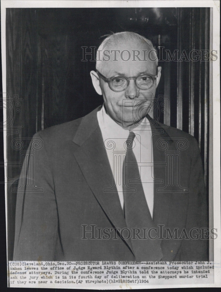 1954 Press Photo Asst. Prosecutor John Mahon leaves Judge Edward Blythin office - Historic Images