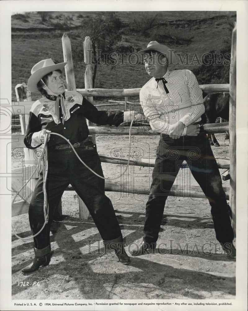 1954 Press Photo Marjorie Main &amp; Chill Wills star in &quot;Ricochet Romance&quot; - Historic Images