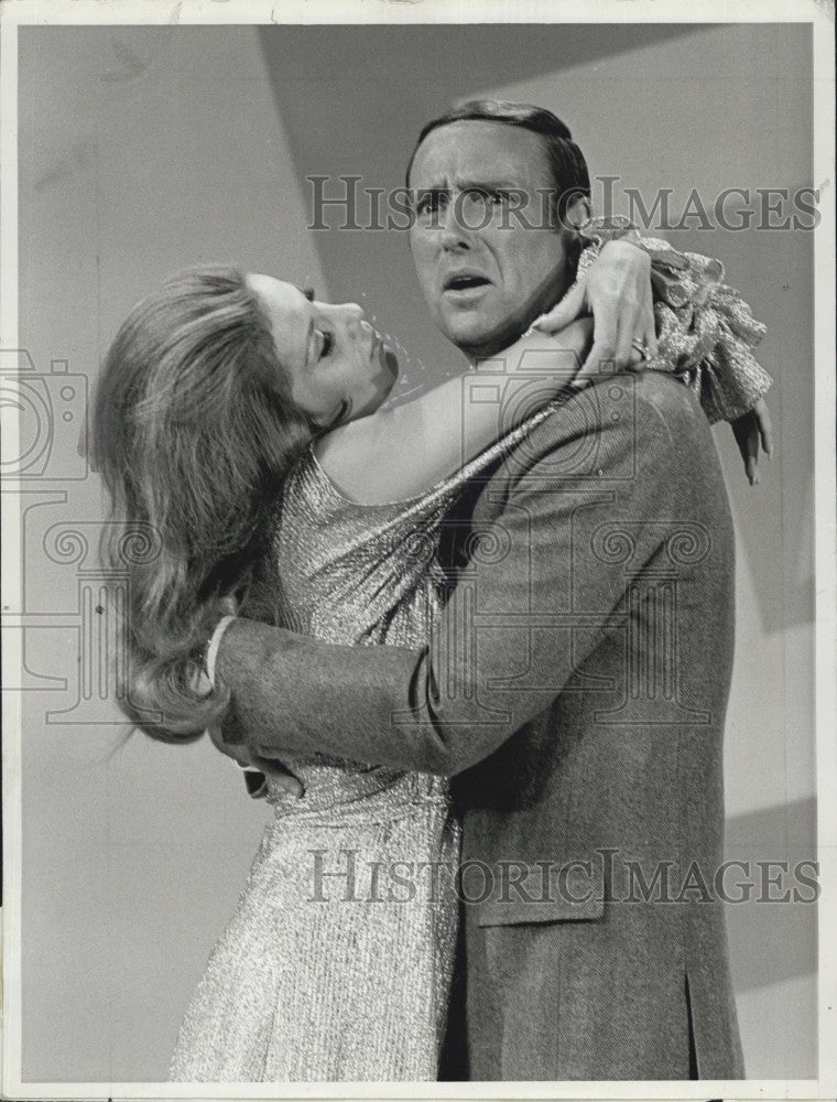 1968 Press Photo Actress Abbe Lane, Dick Martin on "Rowan & Martin's Laugh-In" - Historic Images