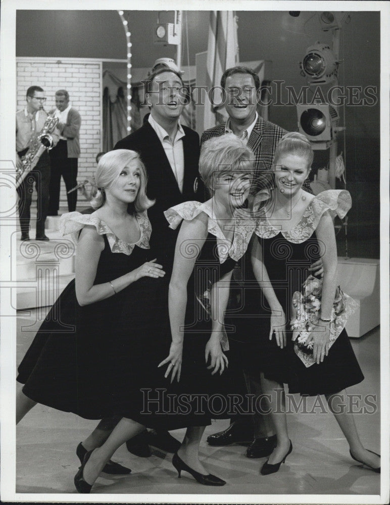 Press Photo Dick Martin, Dan Rowan, Melissa Stafford, Diana Lee, Susan Tallman - Historic Images