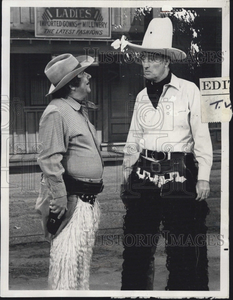 1971 Press Photo Actor Buddy Hackett, Dick Martin on &quot;Rowan &amp; Martin&#39;s Laugh in&quot; - Historic Images