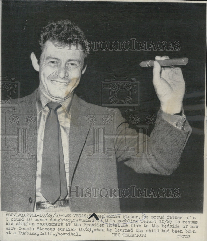 1967 Press Photo Singer Eddie Fisher Holds Cigar - Historic Images