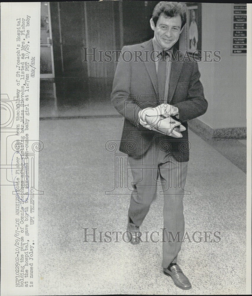 1967 Press Photo Singer Eddie Fisher Leaves Hospital After Daughter&#39;s Birth - Historic Images