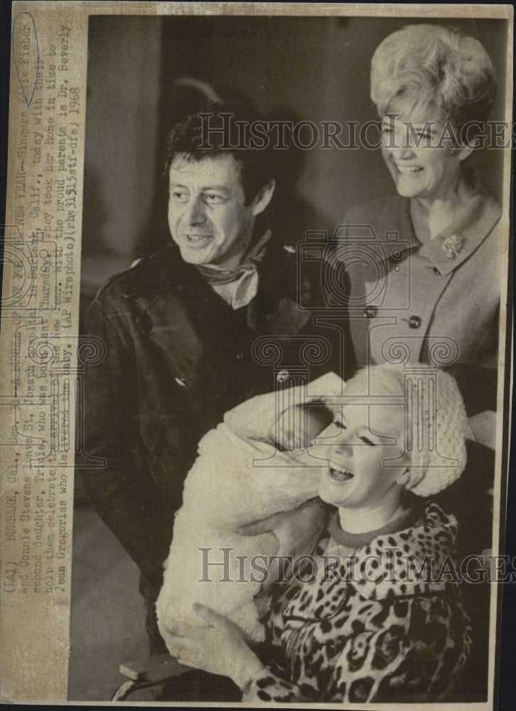 1968 Press Photo Singer Eddie Fisher, Connie Stevens w Newborn Daughter Tridis - Historic Images