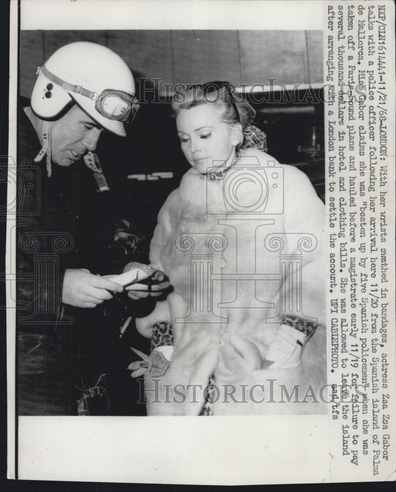 1968 Press Photo Actress Zsa Zsa Gabor Talks with Police - Historic Images