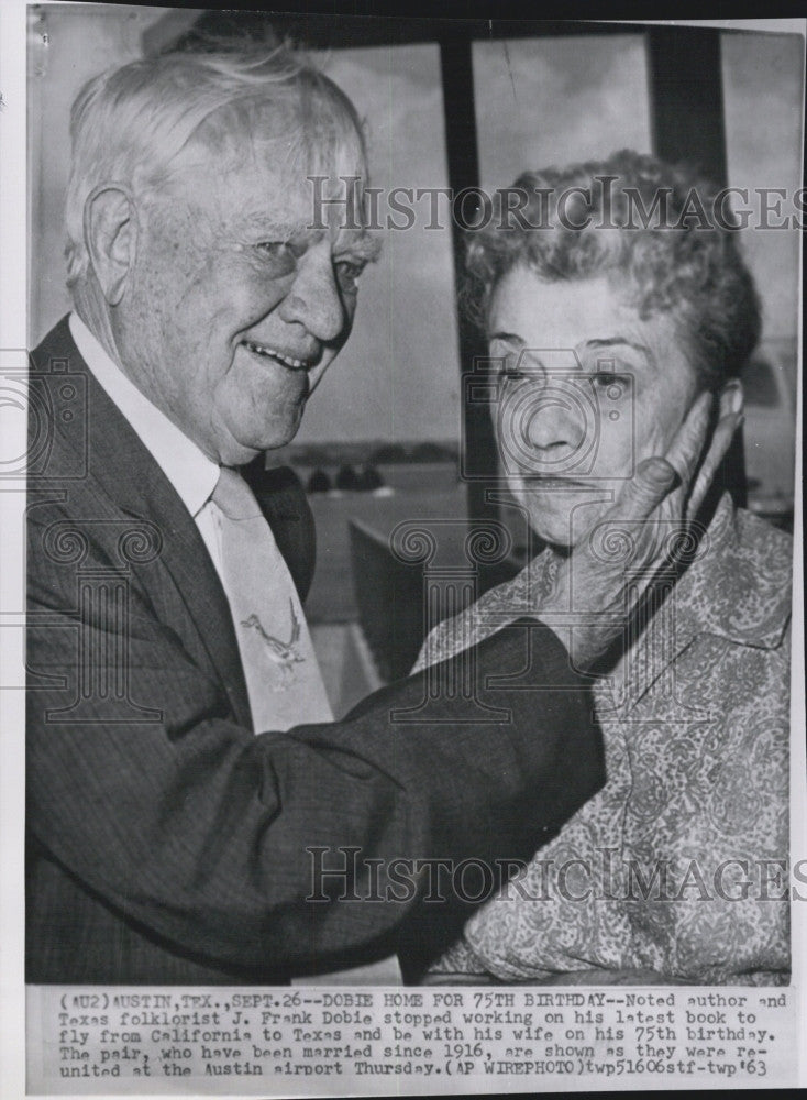 1963 Press Photo Noted author &amp; Texas folklorist J. Frank Dobie with wife - Historic Images