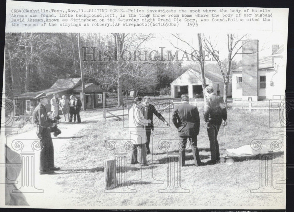 1973 Press Photo Police investigate the spot where Estelle Arkrman&#39;s body found - Historic Images