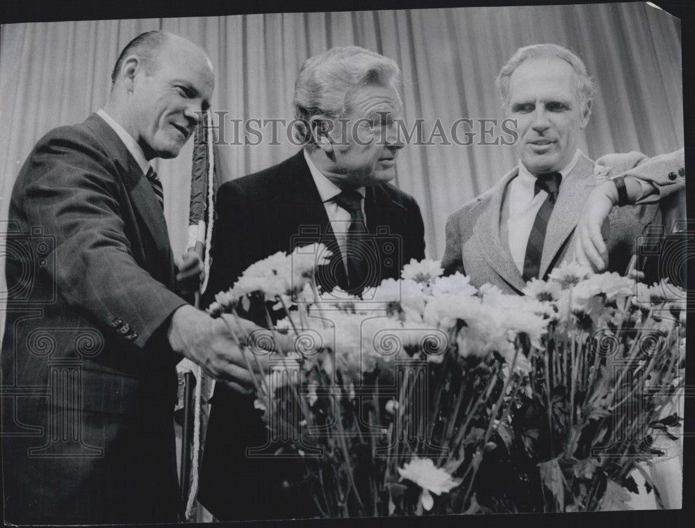 1973 Press Photo Eddie Albert Joseph Curtis &amp; Mayor Kevin White Look At Flowers - Historic Images
