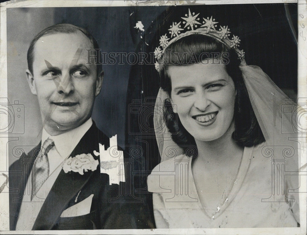 1945 Press Photo Lieut. the Hon. William Waldorf Astor and bride Sarah Norton - Historic Images