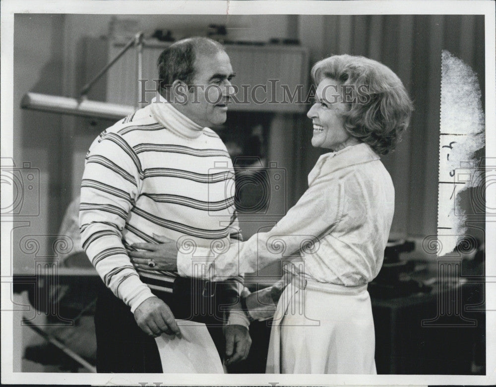 1974 Press Photo Edward Asner &amp; Betty White on &quot;The Mary Tyler Moore Show&quot; - Historic Images