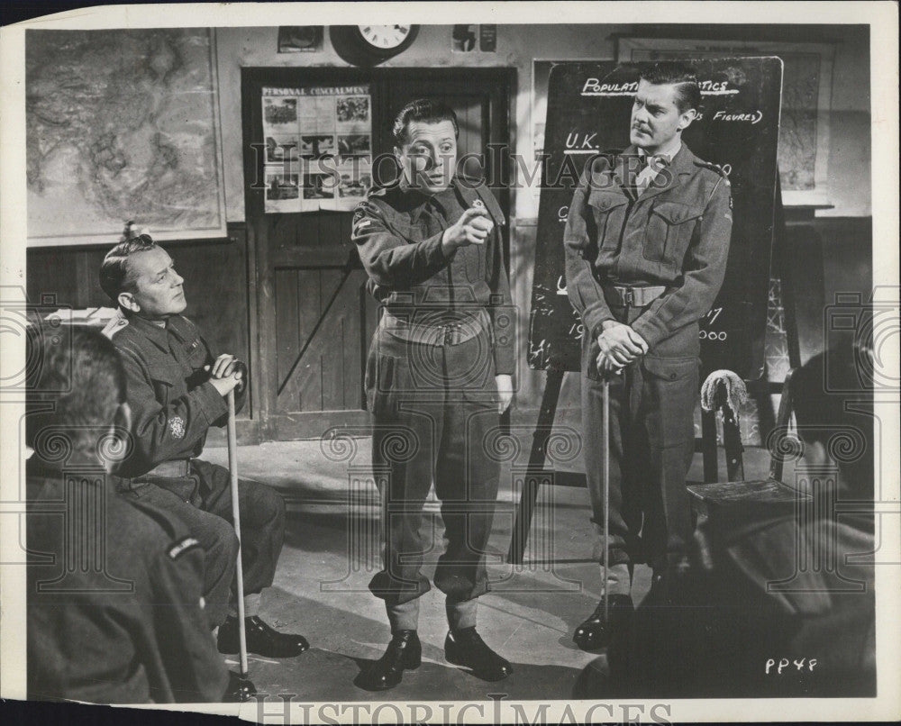 1956 Press Photo Richard Attenborough as Private Cox - Historic Images