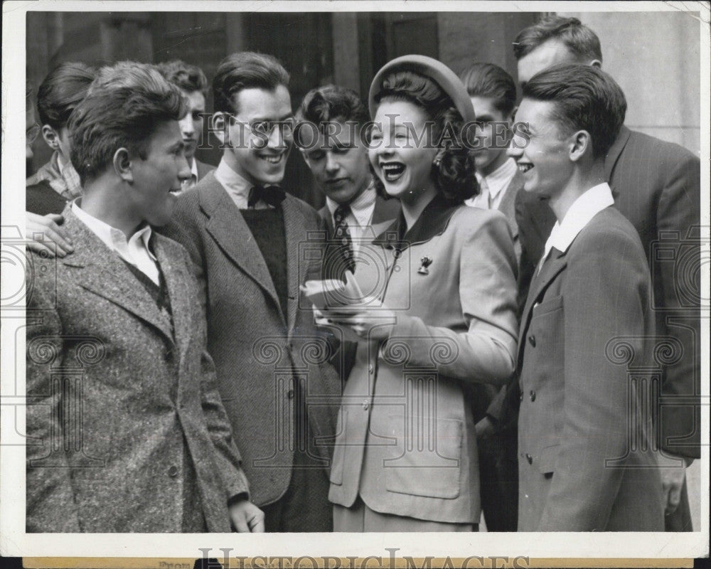 1942 Press Photo Actress Jane Withers With Fan, Al Rosenfield In Boston - Historic Images